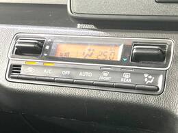 【オートエアコン】一度お好みの温度に設定すれば、車内の温度を検知し風量や温度を自動で調整。暑い…寒い…と何度もスイッチ操作をする必要はありません。快適な車内空間には必須の機能ですね♪