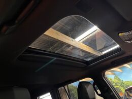 【サンルーフ】開放感たっぷりの希少装備、サンルーフが装着されています！車内に明かりを取り入れたり景色を楽しむ以外にも、車内の空気も簡単に換気できて快適です！