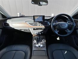 特別なクルマを選ぶための贅沢な空間をご用意。ゆったりと落ち着いた空間でコーヒーを飲みながら車選びをお楽しみください。