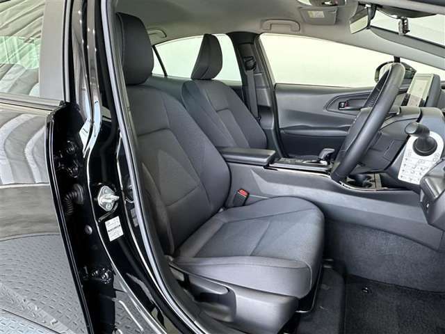 運転席/助手席です。姿勢が崩れず正確なステアリング操作で安心です