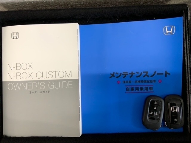スマートキーは鍵をバッグに入れたままでもドアロックの開閉やエンジンのON・OFFができます。夜間や雨の日も鍵を探さなくて良いので便利です。