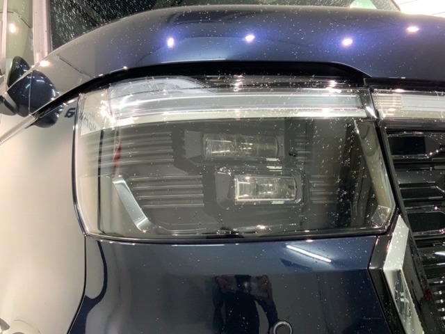 LEDヘッドライトは、点灯の瞬間から最大光量を発揮し、突然暗くなるトンネルなどでの安定感を高めます。