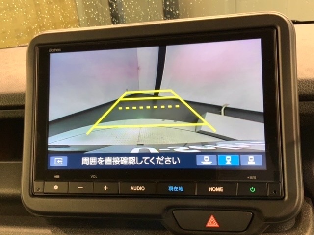 リバースギアに入れるだけで後方の表示へ切り替わります。夜間や雨の日の駐車も楽になりますよ。