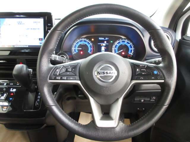 運転が楽しくなる明るく開放的な運転席まわりです。