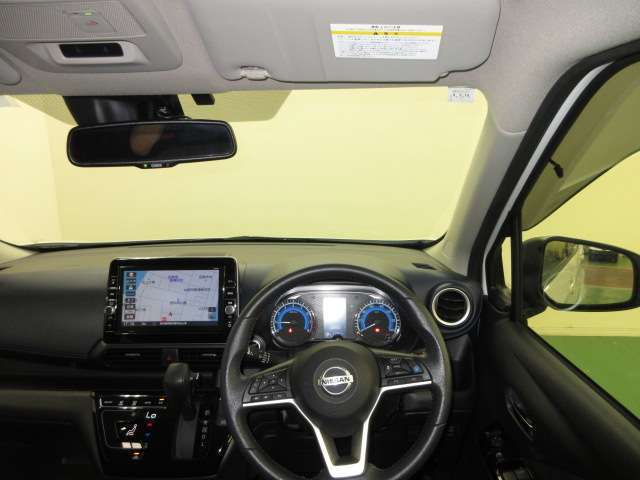 ドライバー目線で、使いやすく安全操作性と良好な視界を実現した運転席です。