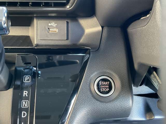インテリジェントキーのプッシュスタートスイッチです。起動はブレーキペダルを踏みながらこのスイッチを押すだけです。