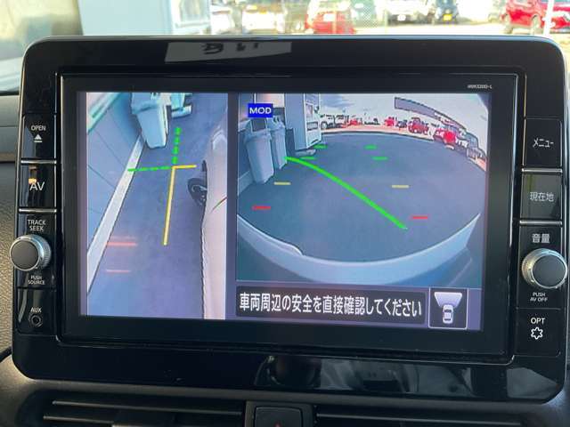画像の左側は運転席から見ることのできないフロント左側を映している画像です、狭い道や幅寄せ時に便利です。