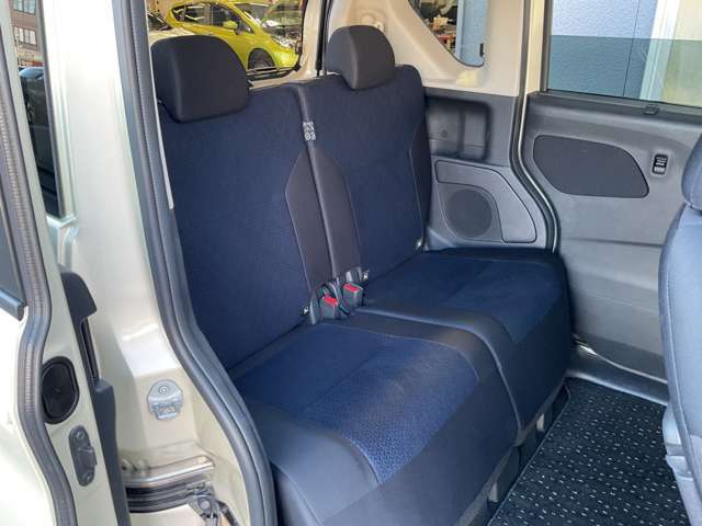 軽とは思えないほどの室内空間。リヤシート空間も足が組めるほど広く、4人乗車でもリラックスしてドライブが楽しめます。