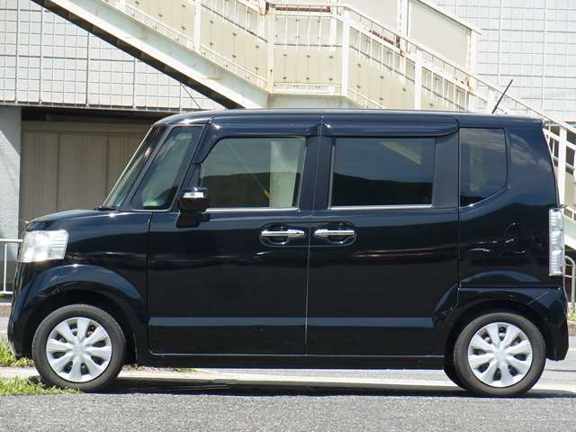 車検を受けてのお渡しです。車検代、重量税、自賠責保険料等含めたものがお支払総額です（他府県登録費、陸送費等は除く）。　車両本体価格に車検費用を含んでいないため掲載規約上「検無」という表記になります。