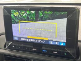 【バックカメラ】駐車時に後方がリアルタイム映像で確認できます。大型商業施設や立体駐車場での駐車時や、夜間のバック時に大活躍！運転スキルに関わらず、今や必須となった装備のひとつです！