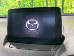 【マツダコネクトナビ】車内の雰囲気にマッチした一体型タイプのナビ。各種車輌設定やBluetooth再生等、様々な機能が楽しめます。直感的なダイヤル操作が可能で、使い勝手も良好です。