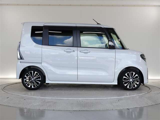両側パワースライドドア付きだから、狭い駐車スペースなどでの 乗り降りラクラク！小さなお子さまのいるご家庭には嬉しい装備。