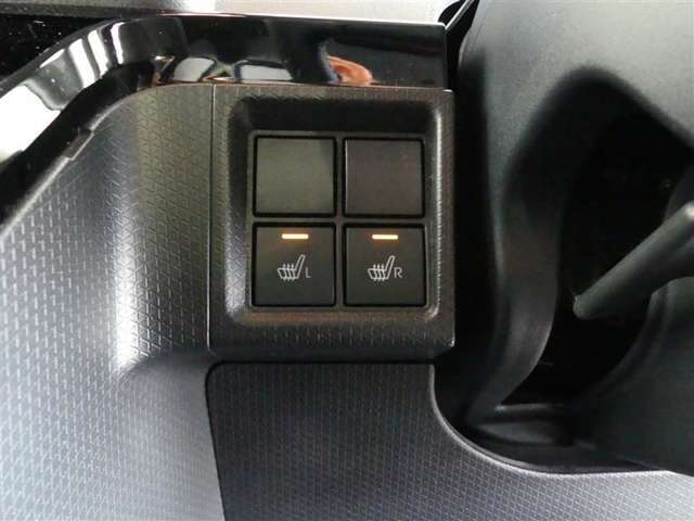 運転席と助手席には寒い時にうれしいシートヒーターが装備されてます。