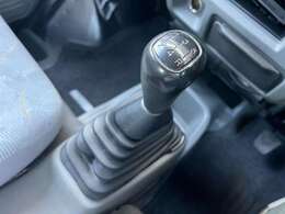 5速マニュアル車 になります♪マニュアル車ならではの 車の操作 と 好みの変速 をお楽しみ頂けます♪シフトの入りも良く操作性も良好です♪