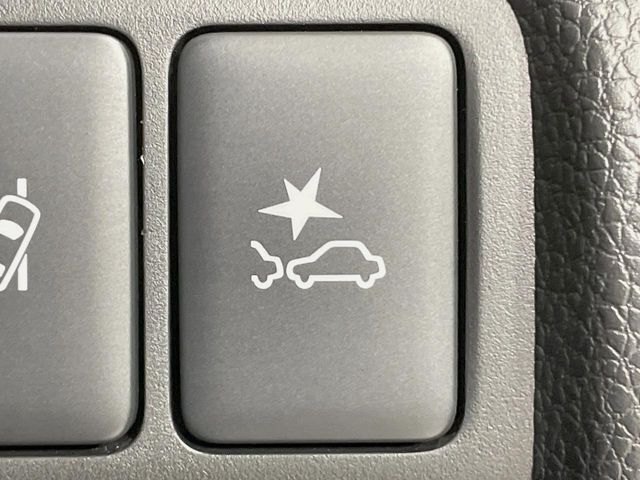 【三菱e-Assist】走行中に前方の車両等を認識し、衝突しそうな時は警報とブレーキで衝突回避と被害軽減をアシスト。より安全にドライブをお楽しみいただけます。