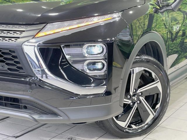 【LEDヘッドライト】悪天候や夜間走行時も良好な視界を確保し安心して運転できる高輝度LEDヘッドライトを装備！点灯速度が早く、消費電力も抑えられています。