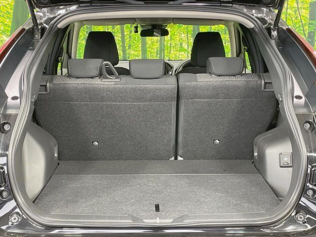 普段のお買い物や通勤、送迎等に十分な荷室スペースを確保しております。セカンドシートを倒すと、大きな荷物の積載も可能です♪