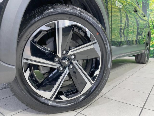 【純正18インチアルミホイール】外観にマッチした純正アルミホイールを装着しております。各種社外アルミホイールや、スタッドレスタイヤも取扱いしております。是非ご相談ください♪