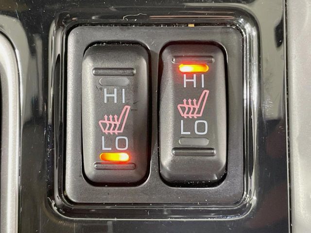 【シートヒーター】寒い日に重宝するシートヒーター！エアコンより早く温まってくれるので寒がりの人も安心ですね♪エアコンの温風は乾燥するから苦手、という方にもをおすすめです。