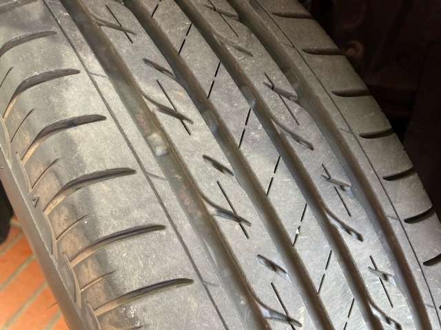 タイヤの残り溝もしっかりあります。