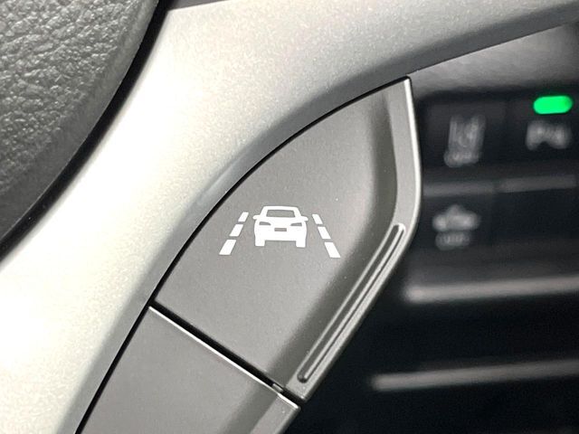 【車線逸脱抑制機能】高速道路走行時、車線からはみ出しそうな時にステアリングを制御し車線内を走行する様にアシスト。より安全な運転をサポートしてくれます！