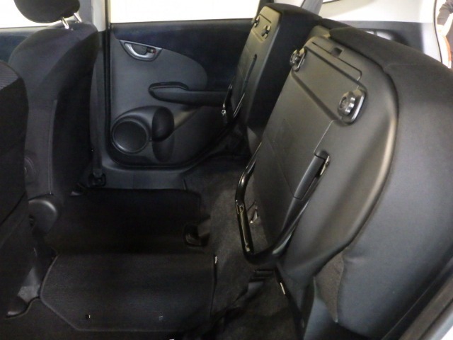【後席スライドシート】リアシートは左右席で別々に調節できるスライドリアシートを採用しております。操作は荷室側からも簡単に行えます。