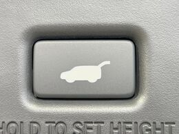 【パワーバックドア】スマートキーや運転席のボタンを押すだけでリアゲートが自動で開閉します！荷物を持っている時や、高い位置にあるバックドアを閉める際に便利な機能です♪