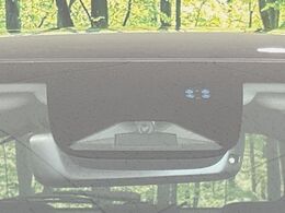 【ホンダセンシング】走行中に前方の車両等を認識し、衝突しそうな時は警報とブレーキで衝突回避と被害軽減をアシスト。より安全にドライブをお楽しみいただけます。