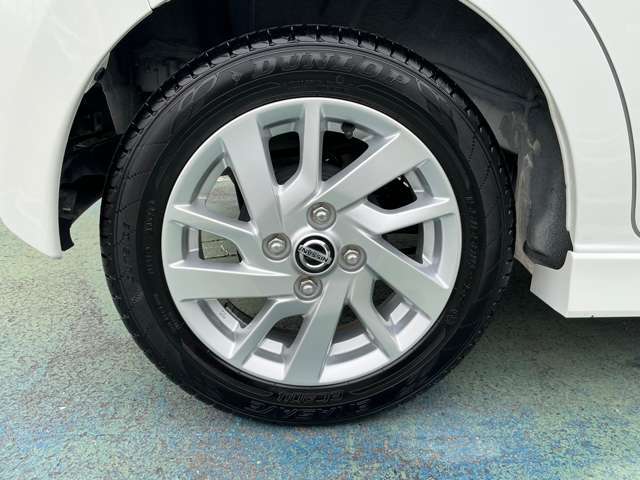 日産純正のアルミホイールで足元もスッキリおしゃれに演出します。