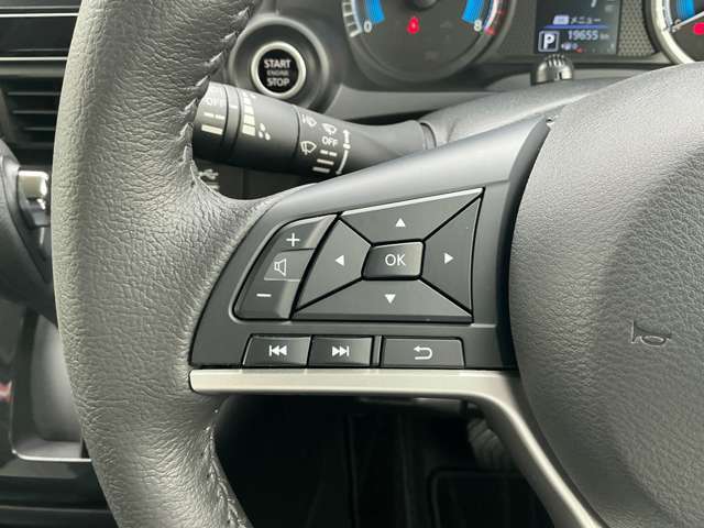 ナビの音量など車両情報を手元で操作できるハンドルスイッチ付き。