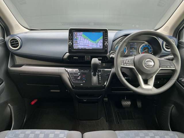 人気のベンチシート。女性に優しいUVカット付きで運転しやすく視界の広いの大きなフロントガラスです。
