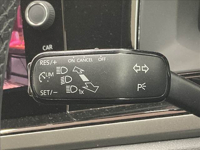【レーダークルーズコントロール】装備車両です。レーダーやカメラを使って前を走るクルマの状況を検知して速度を調整してくれます。遠距離ドライブの高速道路などでは大活躍で疲労軽減に役立ちます。