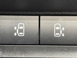 【ハンズフリー機能付き両側パワースライドドア】スライドドアの下に足先を入れてすぐ引くと、自動的にスライドドアが開閉します！荷物で両手がふさがった状態でも、ドアの開閉ができてとっても便利！