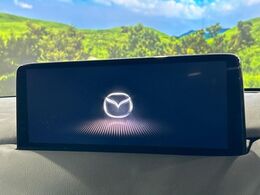 【12.3インチマツダコネクト】車内の雰囲気にマッチした大型ディスプレイ。スマホ接続でのナビ使用やBluetooth再生等、様々な機能が楽しめます。直感的なダイヤル操作が可能で、使い勝手も良好です。