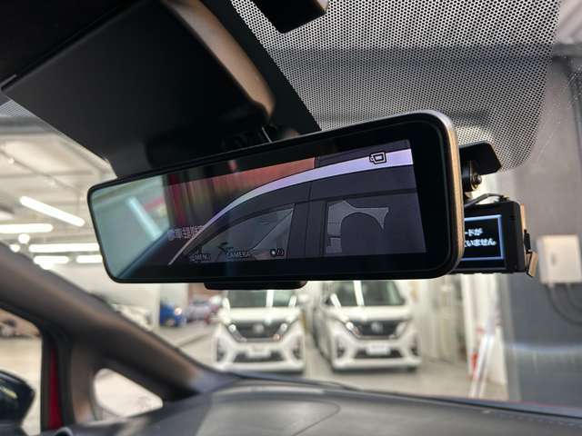 インテリジェント ルームミラーは、車両後方のカメラ映像をミラー面に映し出すので、車内の状況や、天候などに影響されず、いつでもクリアな後方視界が得られます