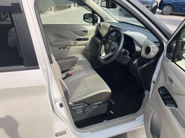ドア開口部も大きく、乗り降りしやすいと好評です。また、着座位置も高いので運転時の視界も良く安心して運転できます。