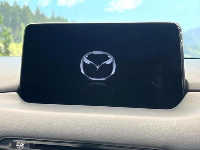 【8インチマツダコネクト】車内の雰囲気にマッチした大型のディスプレイ。スマホ接続でのナビ使用やBluetooth再生等、様々な機能が楽しめます。直感的なダイヤル操作が可能で、使い勝手も良好です。