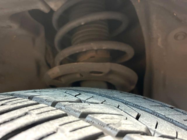 お車を安心してお乗りいただく為には、足回りの定期点検が欠かせません。サービスサポート（有償保証）では無料点検もご提供しており、安心のカーライフをお過ごしいただけるサポート体制が整っています。