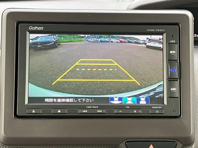 バックモニター装備。画面にて後方の確認が行えるので、バック駐車や車庫入れの際には重宝します。車の運転に慣れない方でも安心のガイドライン表示機能付。