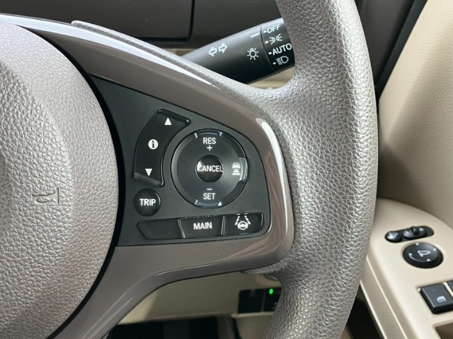 スイッチ操作で一定速度に走行を制御。加速、減速の少ない高速道路などでの運転をより快適にするクルーズコントロールを装備。