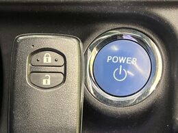 【スマートキー】カバンやポケットに入れたままでもドアの施錠・解錠が可能なスマートキーを装備。エンジンのオン・オフ時もカギを取り出す必要が無いからとっても便利です♪