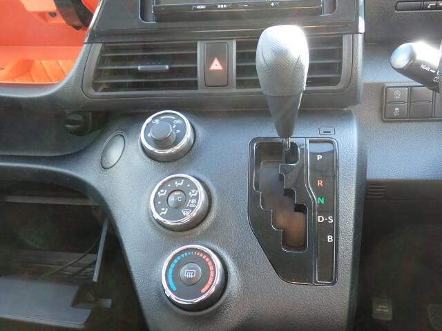シフトとエアコンです。ダイヤル式のマニュアルエアコンになります。シンプルで使いやすい！