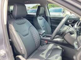 シートヒーター機能付き電動フロントシートは傷やへたりもなく良好な状態です。