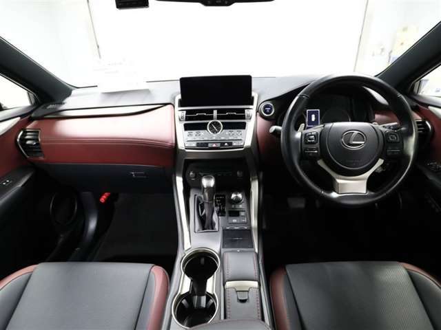 上質で落ち着いた印象のインパネ。視界も広々で運転しやすいです。