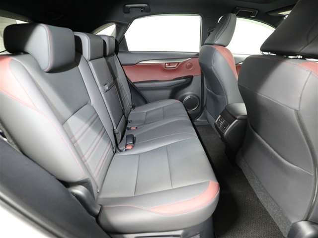 居心地の良い後席空間が乗員に深いくつろぎをもたらします。