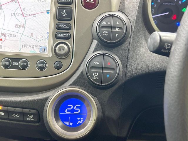 【オートエアコン】一度お好みの温度に設定すれば、車内の温度を検知し風量や温度を自動で調整。暑い…寒い…と何度もスイッチ操作をする必要はありません。快適な車内空間には必須の機能ですね♪