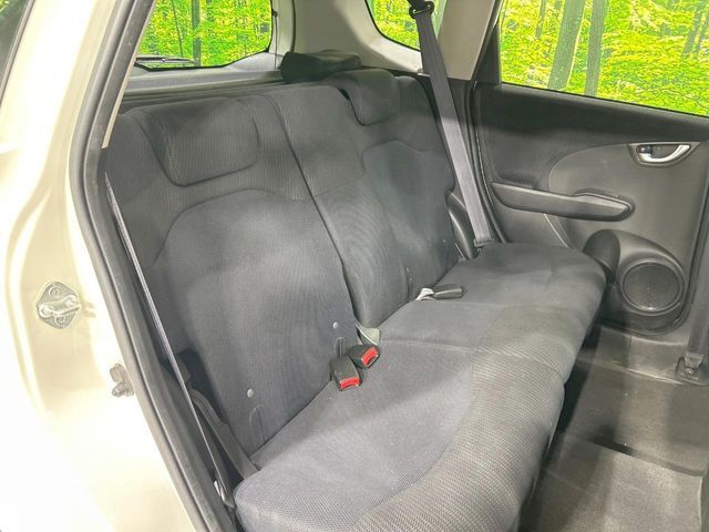 コンパクトカーですが、セカンドシートは十分な広さがあり快適にお乗りいただけます♪シートを倒して大きな荷物を積んだりと、用途の幅が広い1台です。