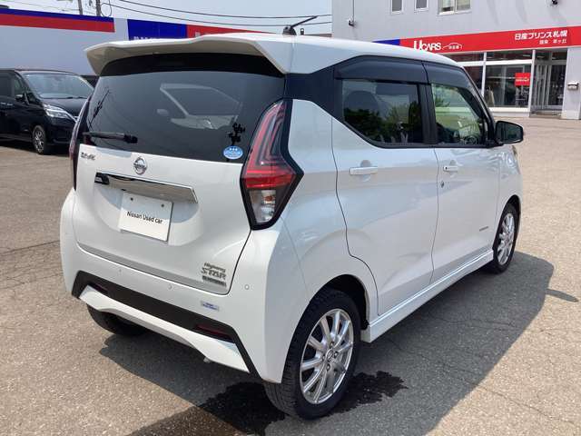 日産自動車認定のクオリティショップ」3つのお約束：　3≫「店⇒清潔で明るく、さらに快適なお店へ」　展示スペースがしっかり確保されているので、実際に見て乗って納得のいくまでご検討いただけます。