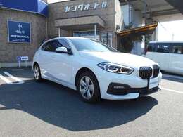 人気の高いホワイトの車両です。