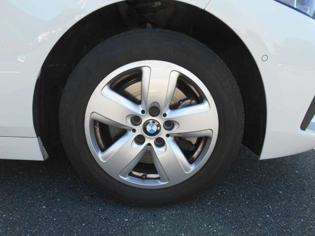 純正アルミホイール装着車です。